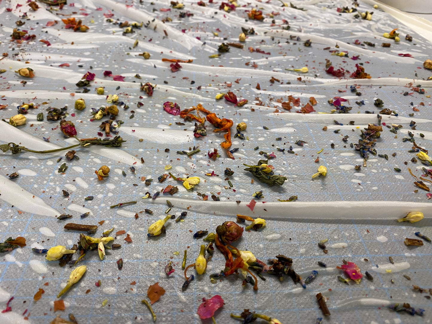 Silk scrunchie dyed with flowers (XL)