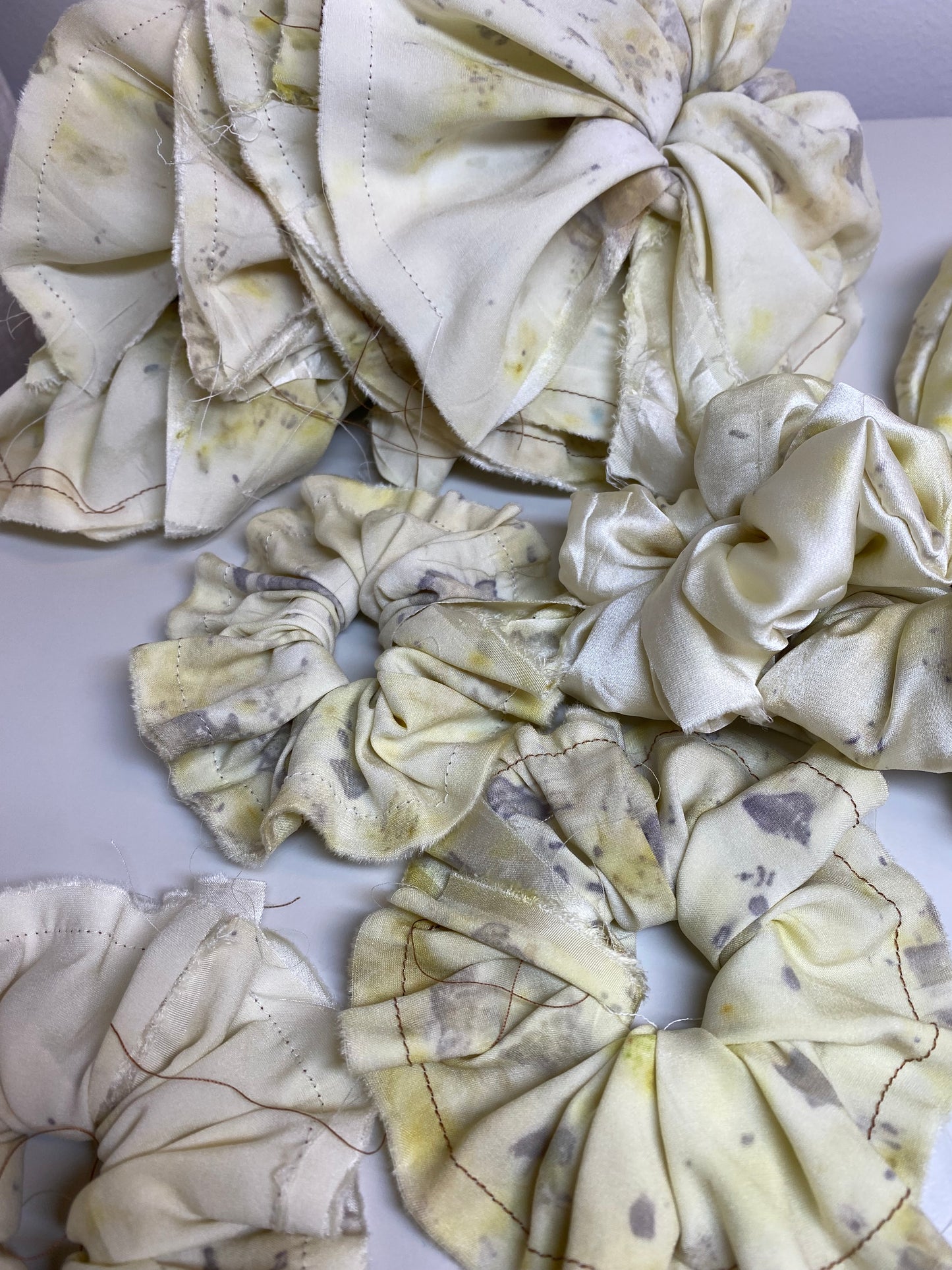 Silk scrunchie dyed with flowers (XL)