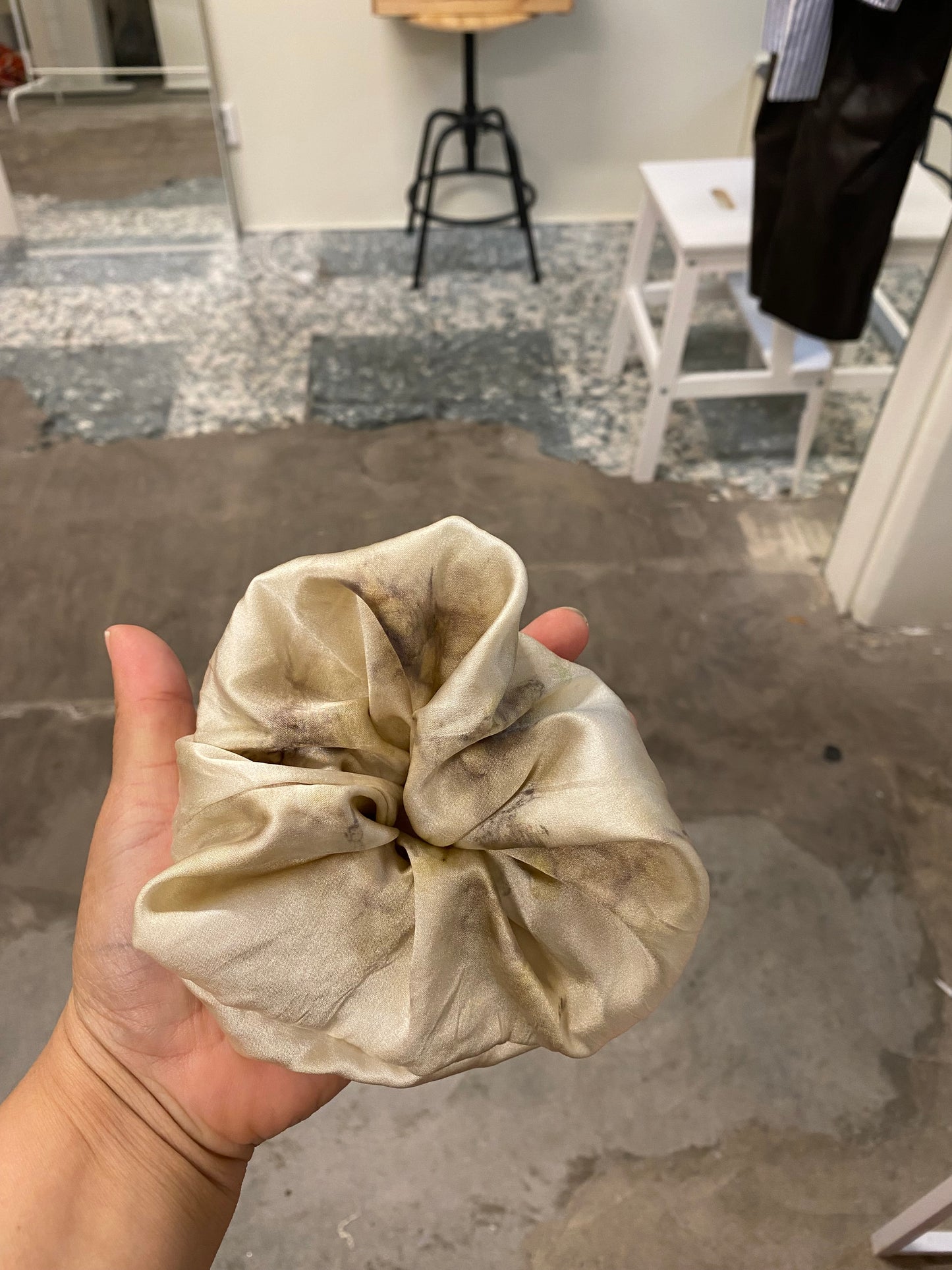 Silk scrunchie dyed with flowers (XL)