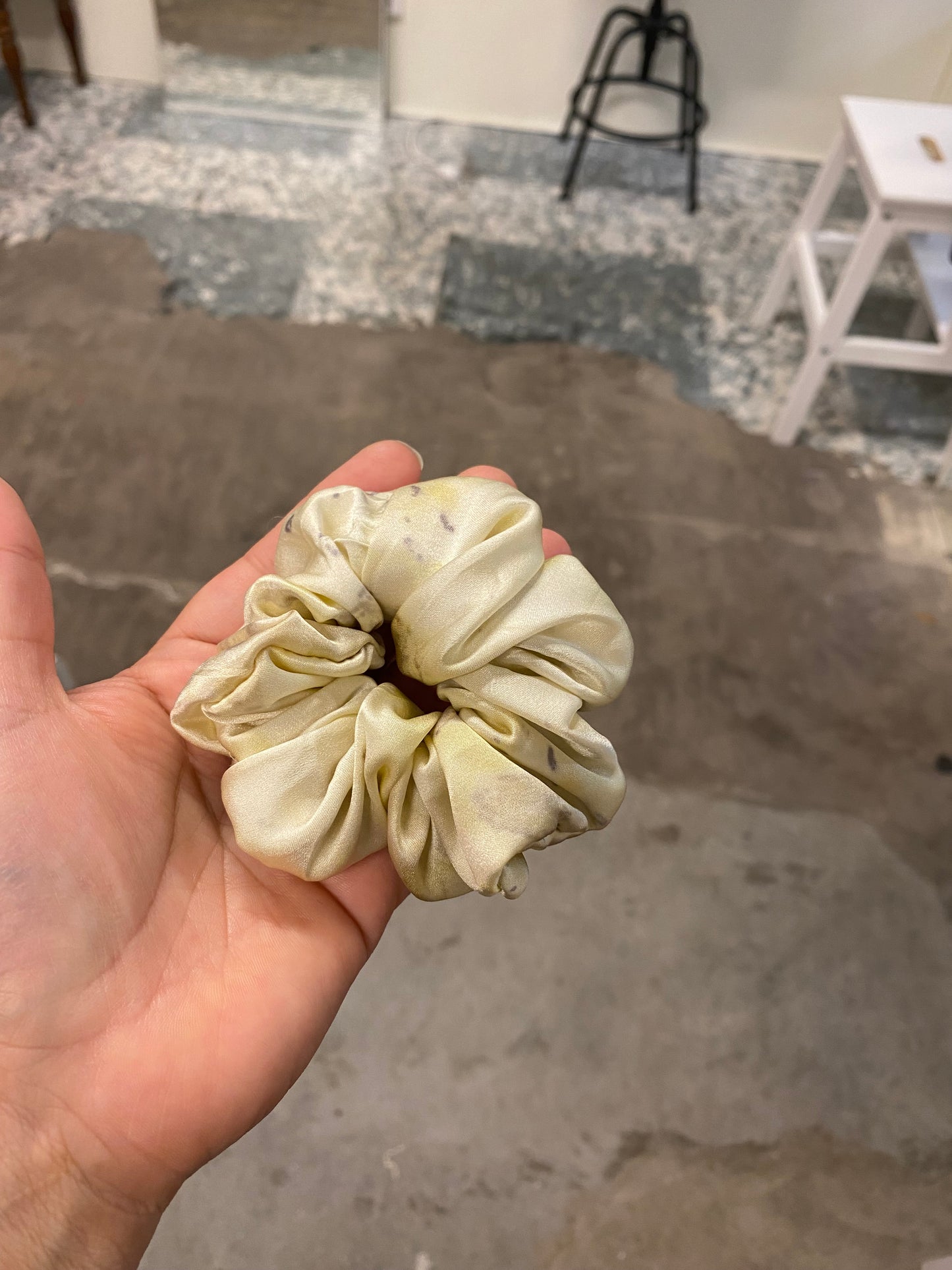 Silk scrunchie dyed with flowers (medium)