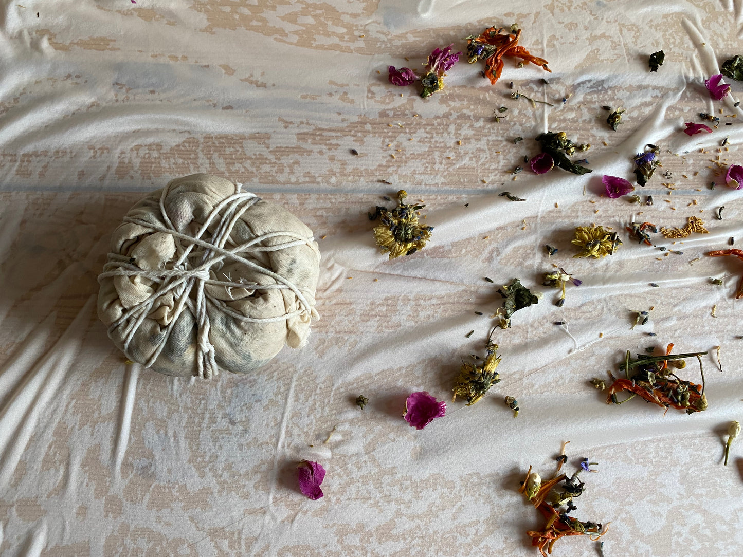 Silk scrunchie dyed with flowers (XL)