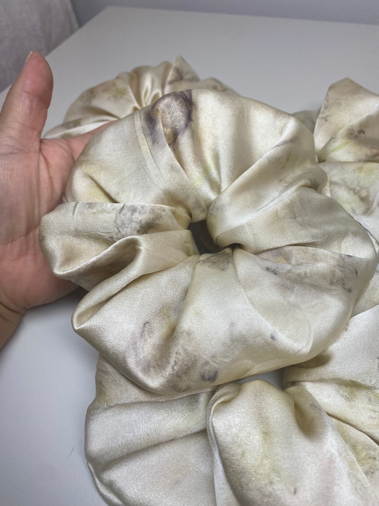 Silk scrunchie dyed with flowers (XL)