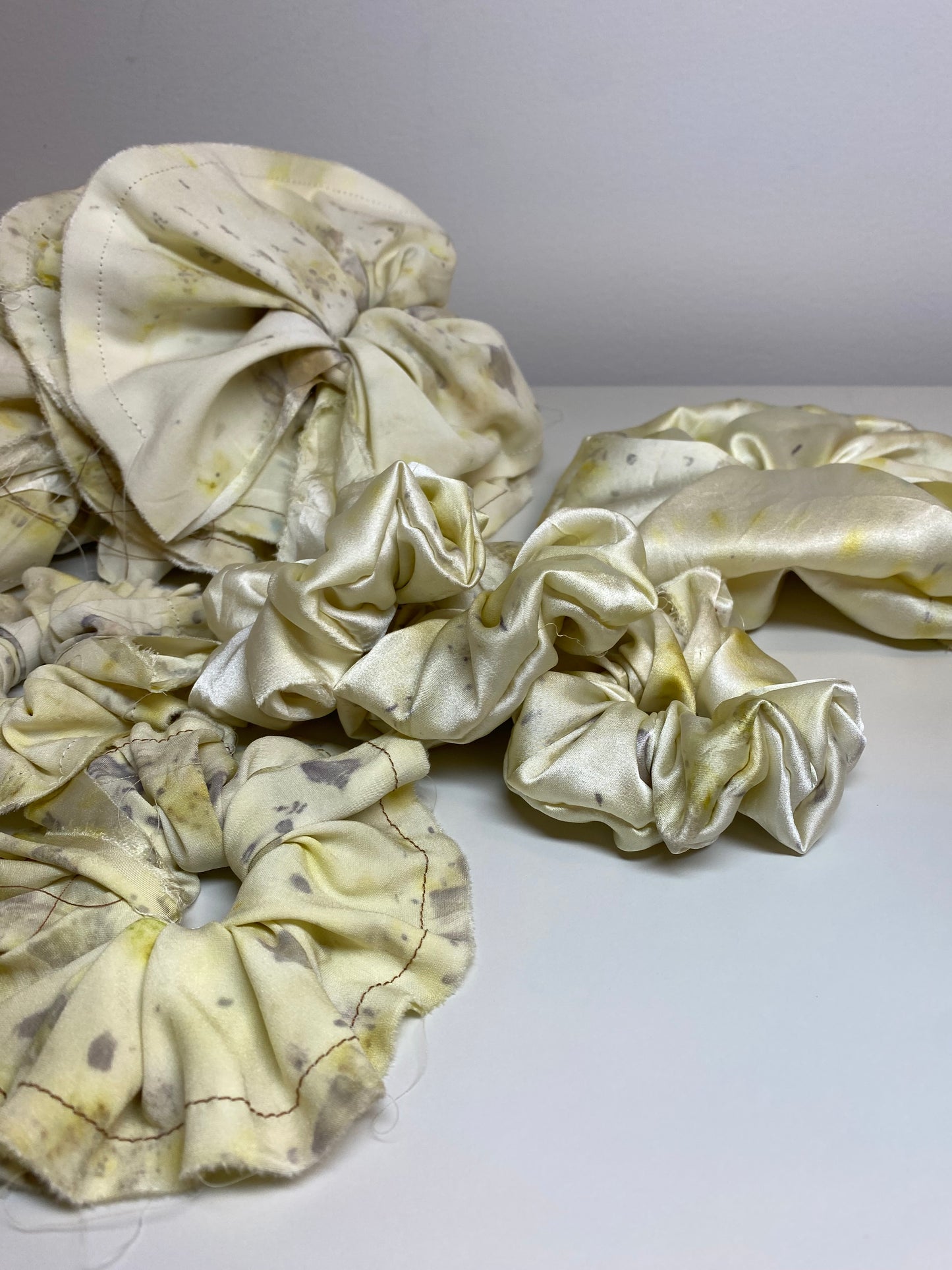 Silk scrunchie dyed with flowers (XL)