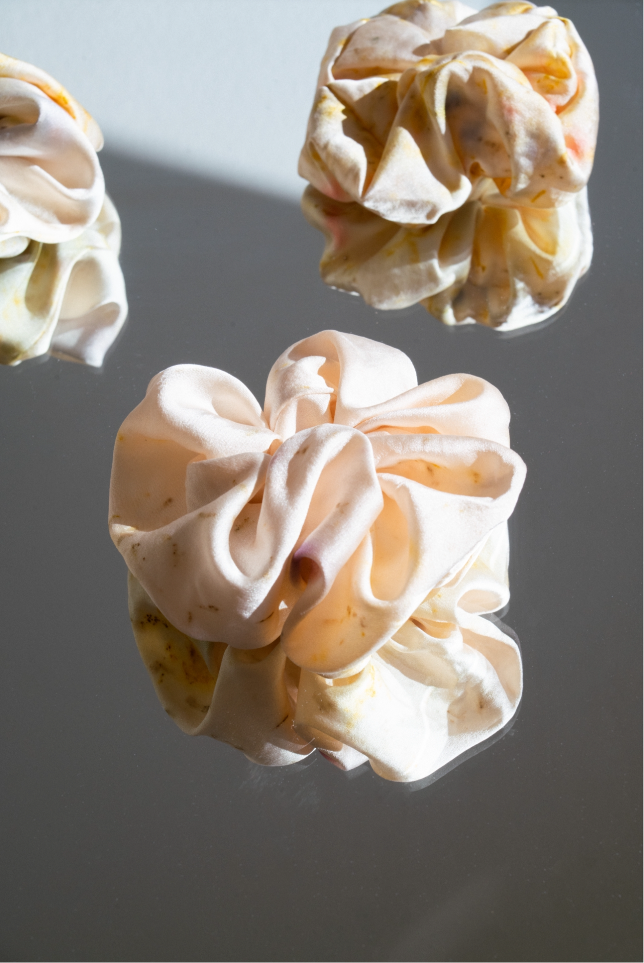 Silk scrunchie dyed with flowers (medium)